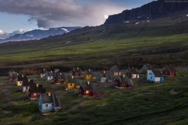 Phần lớn dân ở Greenland là người Eskimo. Họ sinh sống trong những ngôi nhà nhỏ trên thảo nguyên rộng lớn.