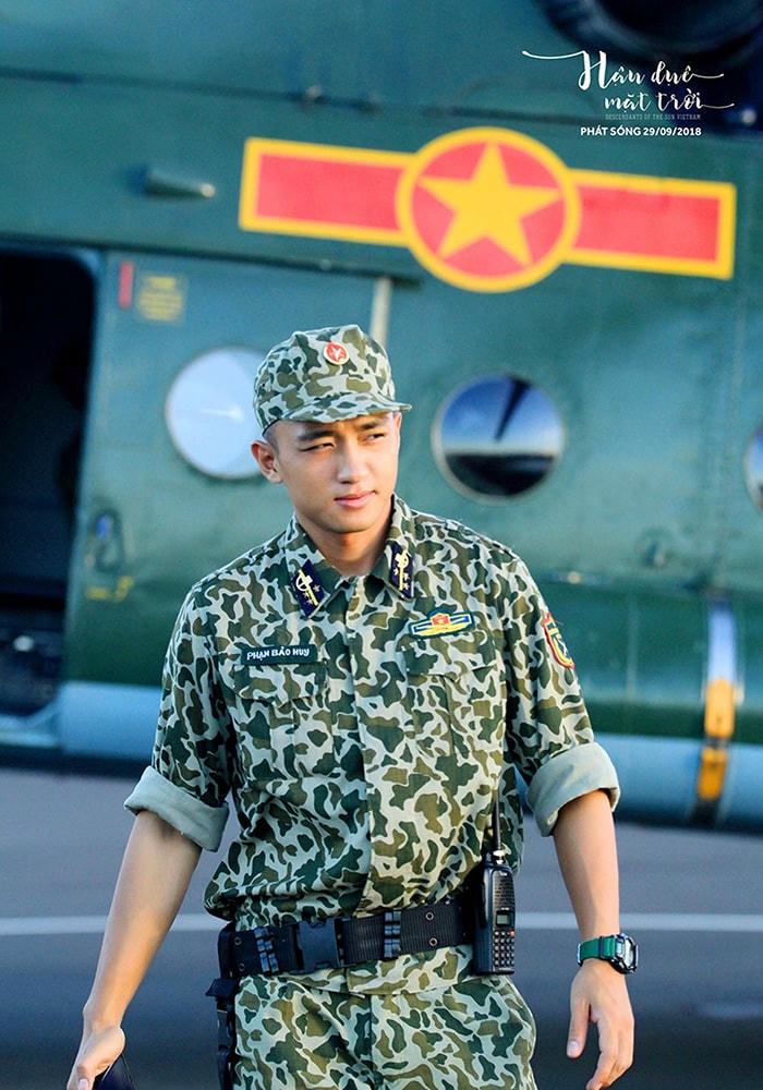 Hữu Vi lịch lãm và trẻ trung với hình ảnh người lính.