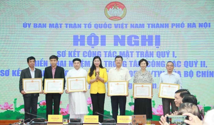 Bà Nguyễn Lan Hương, Chủ tịch UBMTTQ thành phố Hà Nội trao bằng khen của thành phố cho các cá nhân.