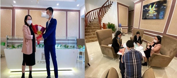 Nhân viên kinh doanh trao tặng hoa cho khách hàng đặt mua căn 3 mặt tiền tại dự án