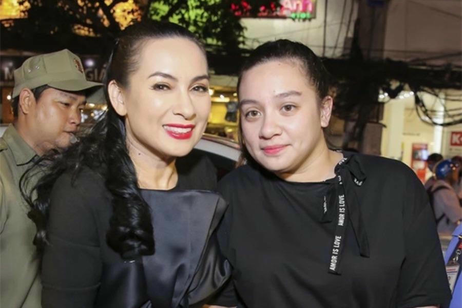 Con gái Phi Nhung ở Mỹ hiện rất lo lắng cho sức khỏe của mẹ.
