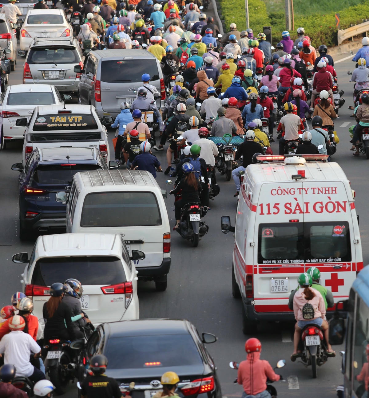 CSGT đã giải tỏa nhiều tuyến đường ùn tắc giao thông do tăng lưu lượng phương tiện vào TP HCM sau Tết.