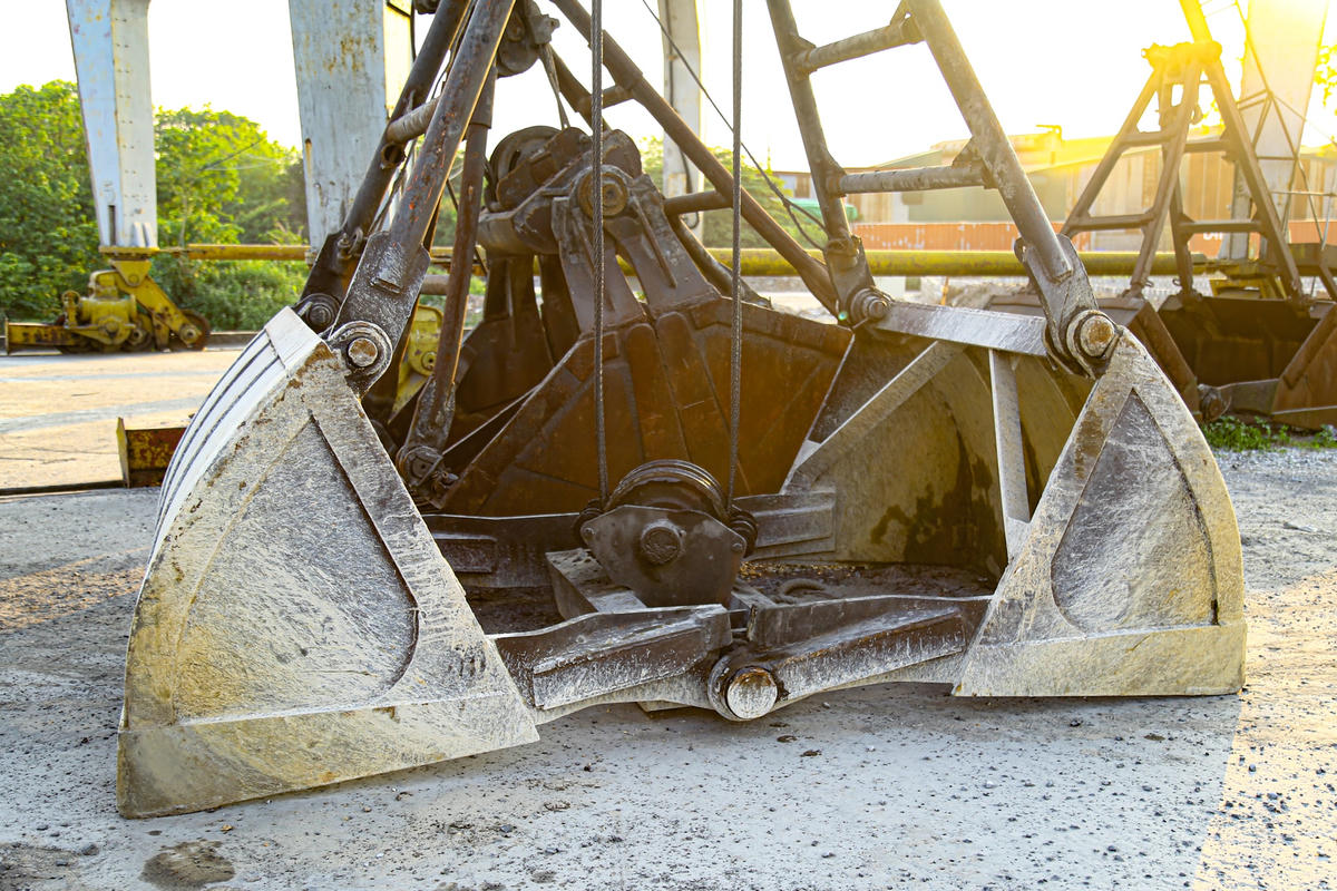 Cần cẩu khoáng sản bên trong cảng Khuyến Lương đã bị rỉ sét.