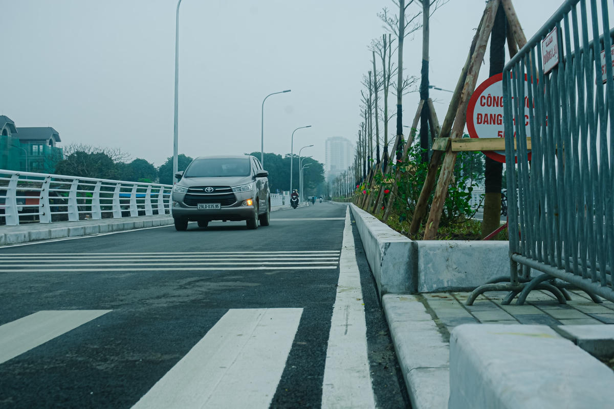 Giải phân cách giữa đường được thi công bằng đá nhìn khá cứng cáp, đẹp mắt.