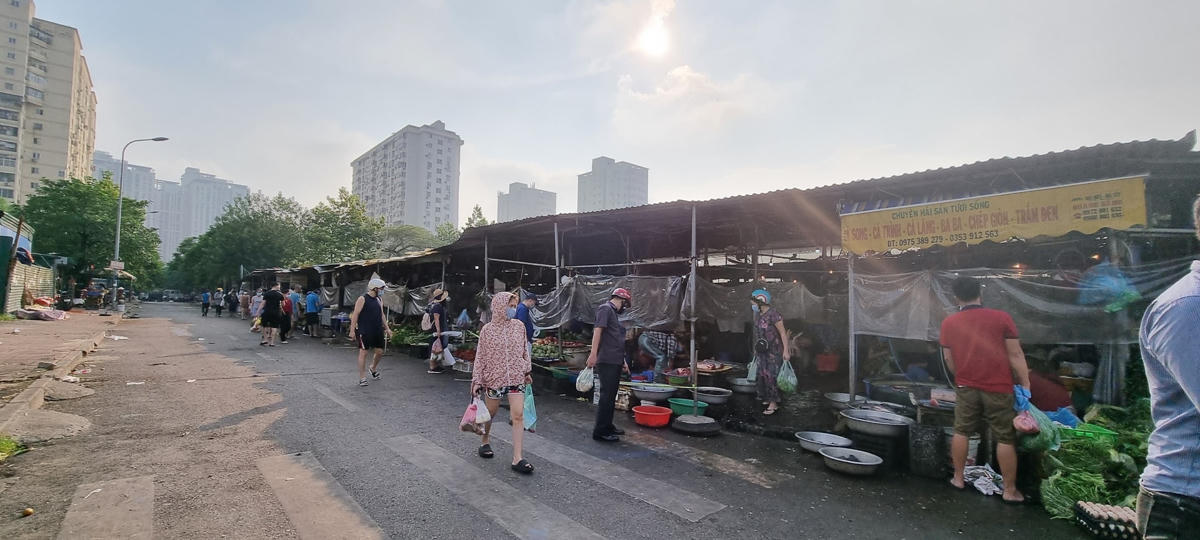 Tại các khu chợ dân sinh, mọi sinh hoạt của người dân hầu như trở lại bình thường.
