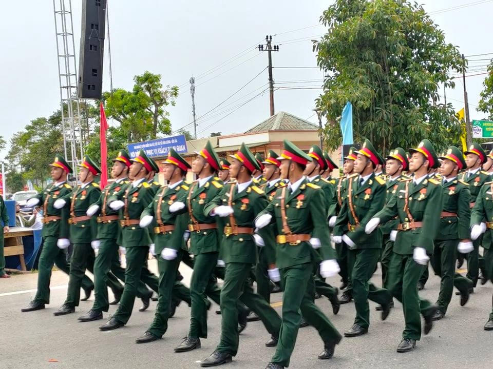 Nói về không khí của những ngày này tại Quảng Trị, bà Nguyễn Thị Thỉu (SN 1955, cựu chiến binh và là thương binh hạng 4/4 đang trú tại Triệu Phong, Quảng Trị) cho biết, qua sự trang hoàng, chuẩn bị… bà cảm nhận rõ sự rộn ràng, khí thế nhưng trang nghiêm tại địa phương để chào mừng các sự kiện trên.