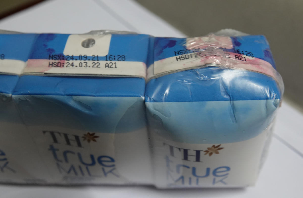 Ngày tháng sản xuất lốc sữa ghi trên bao bì sản phẩm.