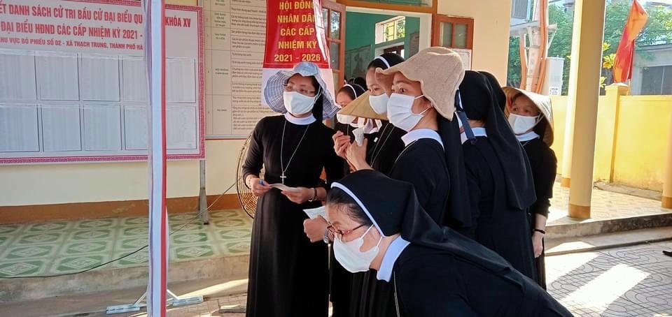 Các nữ tu sĩ tìm hiểu về ĐBQH, HĐND trước khi bỏ phiếu. 