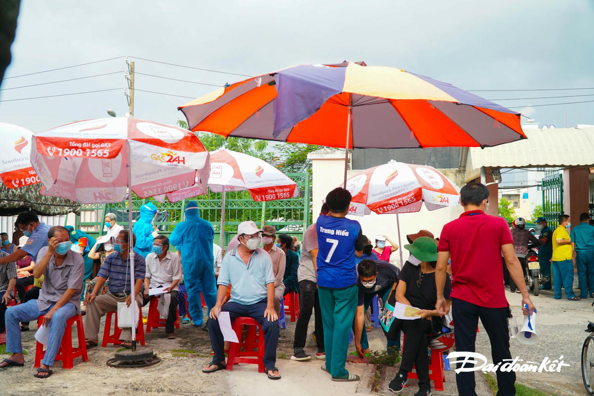Xế chiều, nhưng vẫn còn nắng nóng, lực lượng dân phần đã tìm dù che nắng cho dân quận.