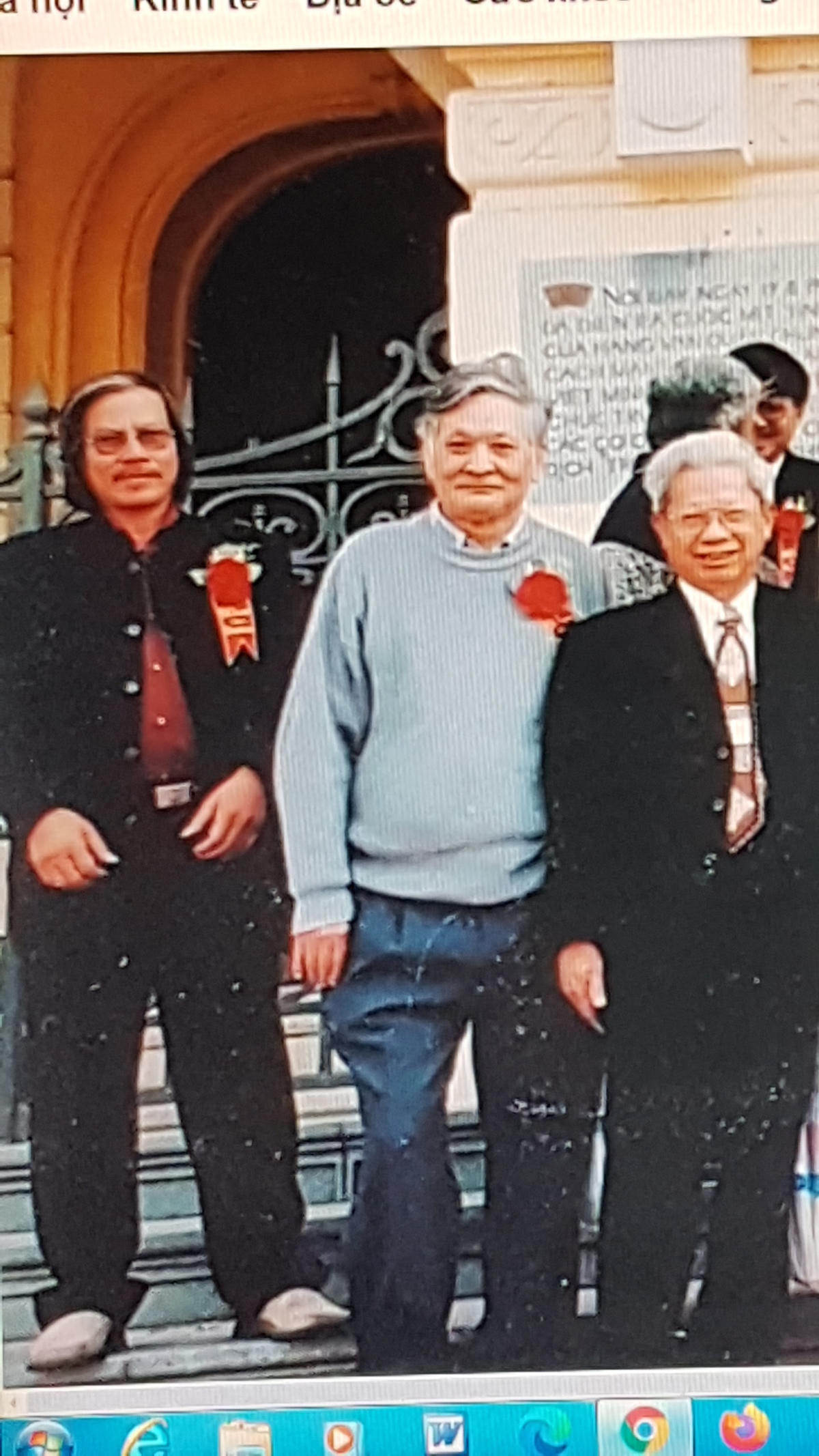 Nhà văn Mạc Lân (giữa).