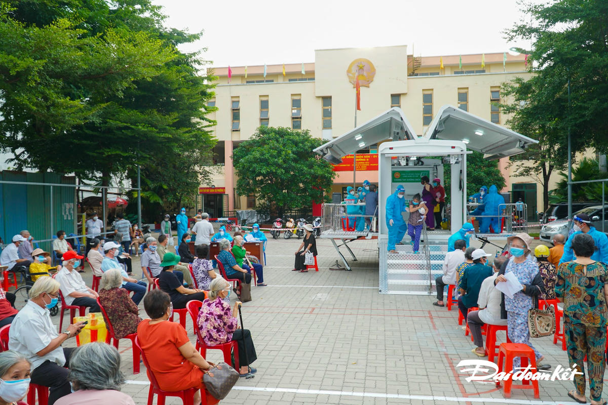Toàn cảnh buổi tiêm tại UBND phường 9, quận Gò Vấp.