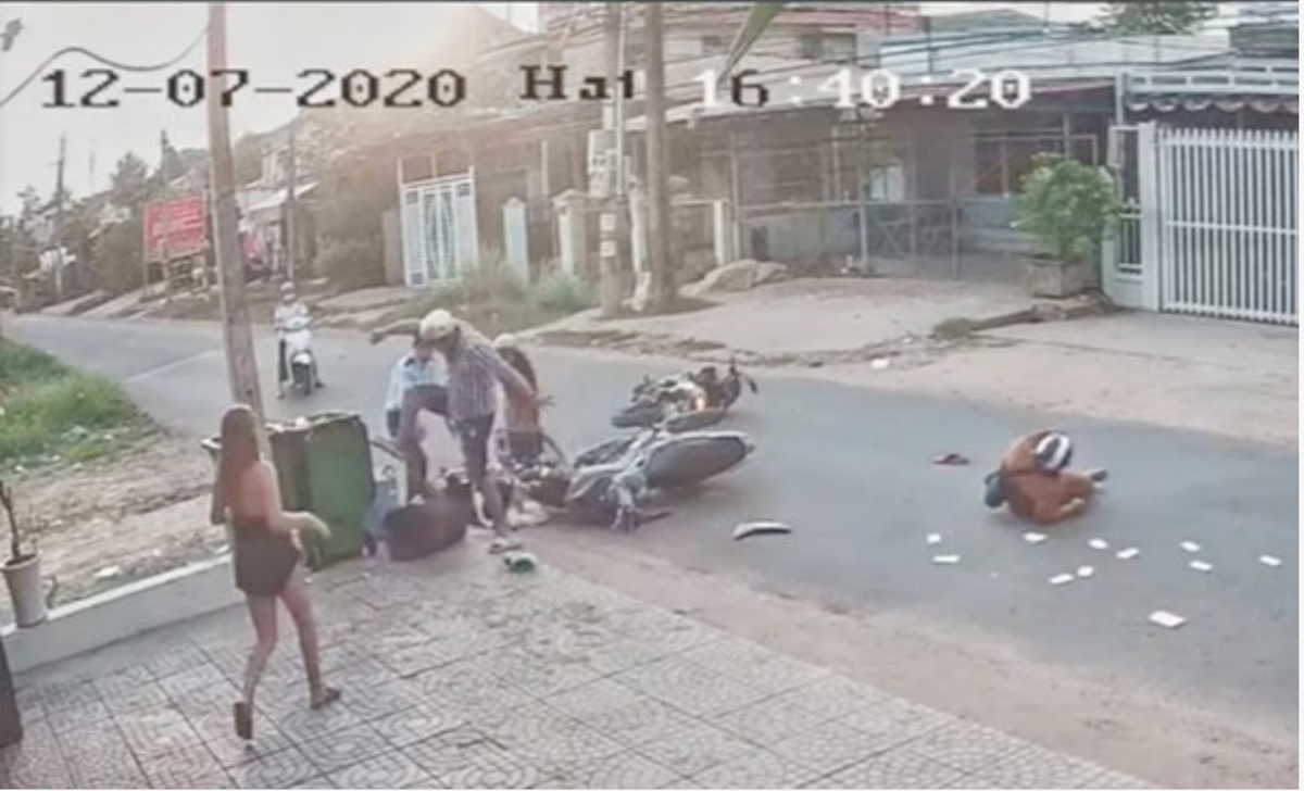 Vụ việc thanh niên có hành động bạo lực với nữ sinh sau khi tham gia va chạm giao thông. (Ảnh cắt từ clip).