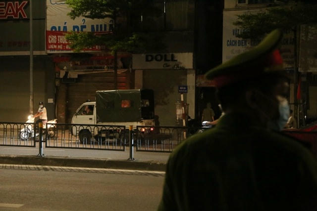 Gần 11h tối 7/9, lực lượng chức năng mới có thể giải tán được đám đông hiếu kì đứng theo dõi công tác vây bắt đối tượng nguy hiểm này.