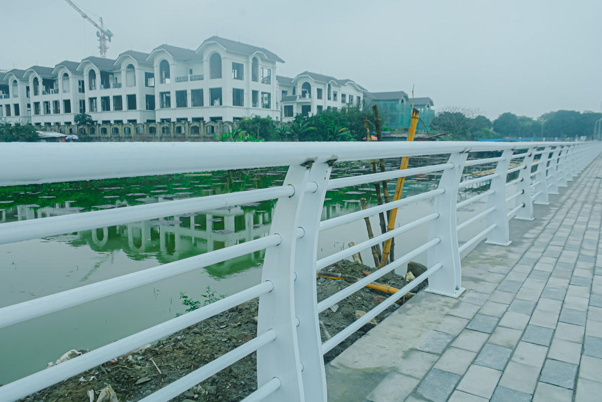 Lan can đã được lắp đặt, đảm bảo an toàn cho người tham gia giao thông.