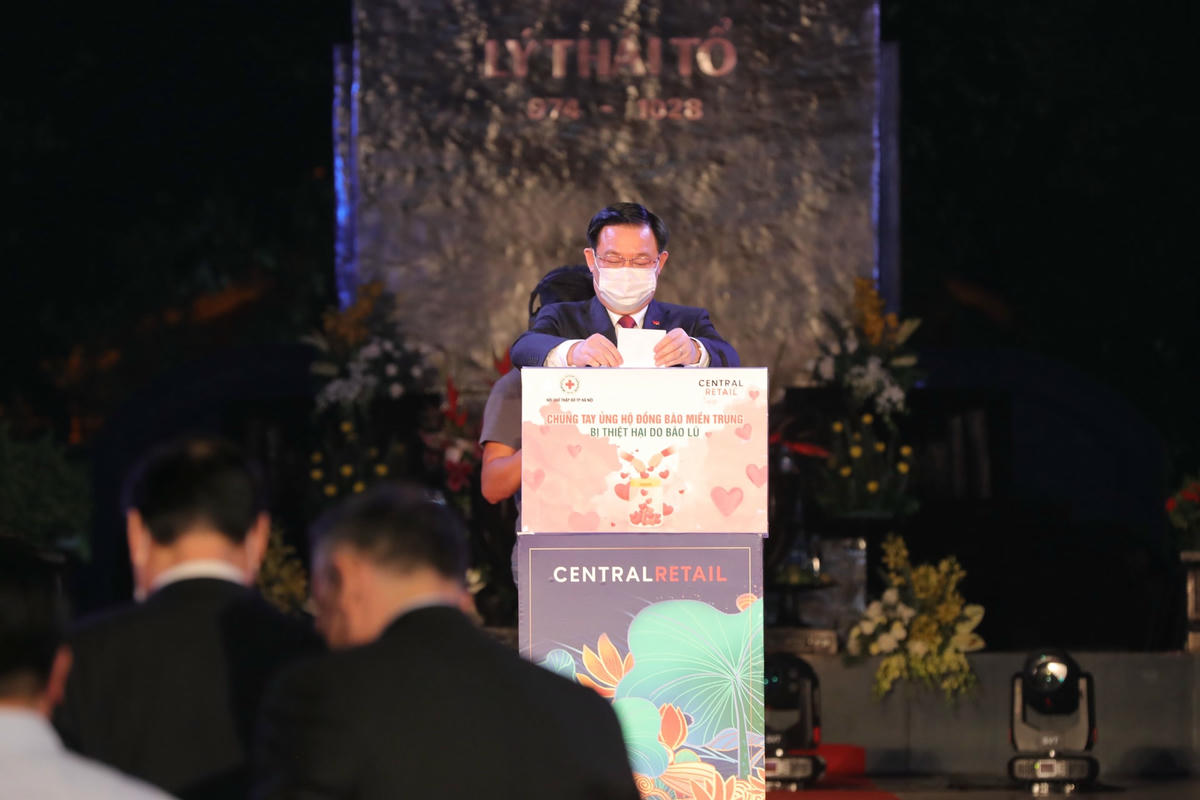 Ủng hộ đồng bào miền Trung bị thiệt hại do bão lũ