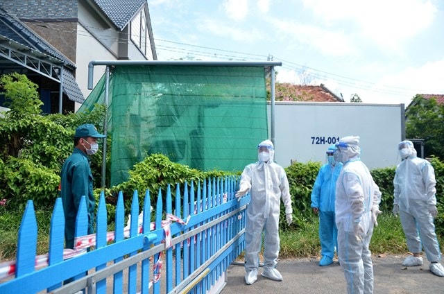 Lãnh đạo huyện Đất Đỏ kiểm tra một chốt kiểm soát tại khu phong tỏa khu phố Lộc An, thị trấn Phước Hải. Ảnh: V.A..