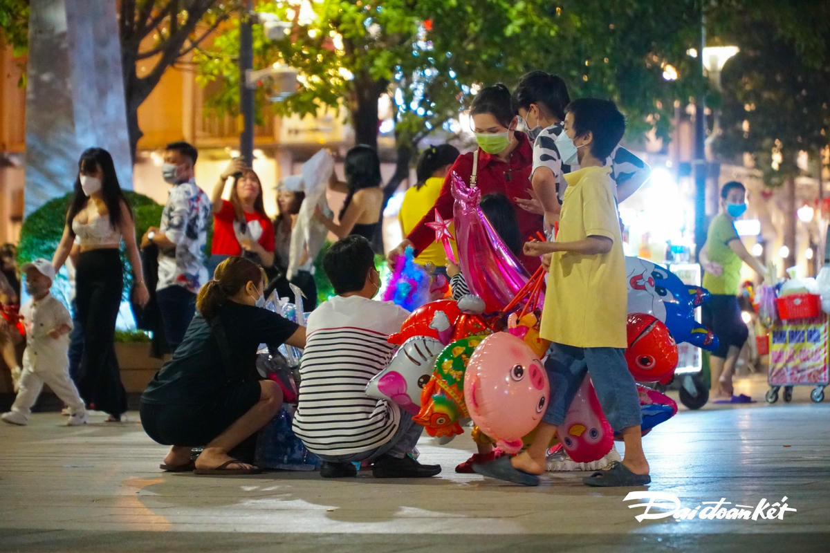 Tình trạng bán hàng ring bị nhắc nhở rất nhiều lần, những vẫn tái diễn.