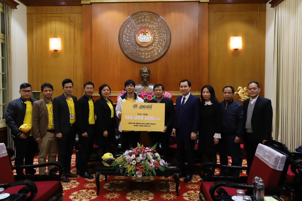 Cầu thủ Công Phượng đại diện cho 6 cầu thủ Hoàng Anh Gia Lai ủng hộ đồng bào miền Trung.