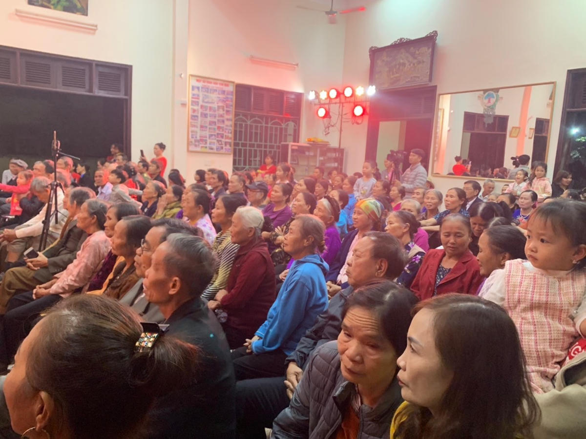 Bà con nhân dân thôn cự thần vui tươi trong ngày hội đại đoàn kết tại địa phương.