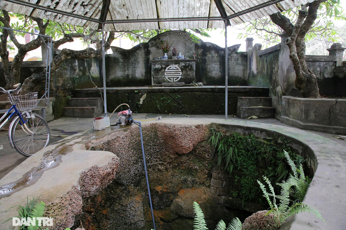 Theo truyền thuyết các cụ trong làng kể lại, những giếng này là do điểm huyệt mà có. Một ông thầy (như người dân kể lại - PV) đến điểm huyệt bằng bút lông 100 vị trí quanh làng với quan niệm đủ 100 dấu thì dân làng có người làm quan. Điểm đến cái thứ 99 thì bút bị tòe và vứt bút đi nên không đủ như ban đầu.