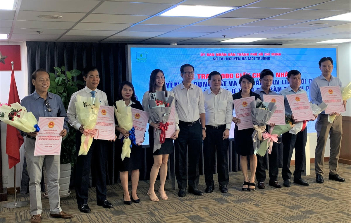 Đại diện các nhà đầu tư nhận GCN từ lãnh đạo Sở Tài nguyên - Môi trường TP HCM