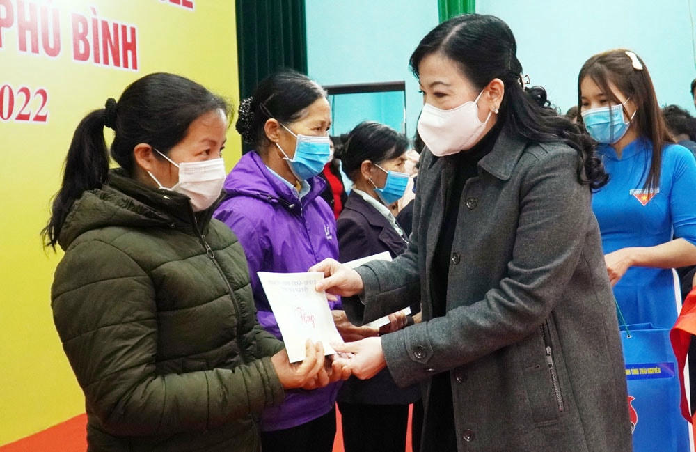 Bà Nguyễn Thanh Hải, Ủy viên Trung ương Đảng, Bí thư Tỉnh ủy, Trưởng Đoàn đại biểu Quốc hội tỉnh tặng quà tết cho các hộ nghèo.