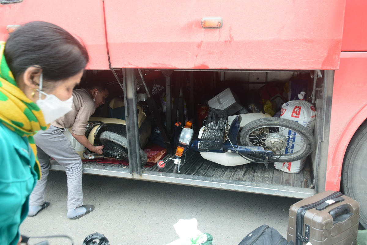 Do dịch bệnh Covid -19 người dân có tâm lý ngại sử dụng phương tiện đông đúc người thay vào đó di chuyển bằng xe máy để về quê ăn Tết nhưng do tuyến đường dài việc đi lại khá vất vả. Do vậy, người dân gửi xe và di chuyển bằng xe khách quay trở lại Hà Nội.