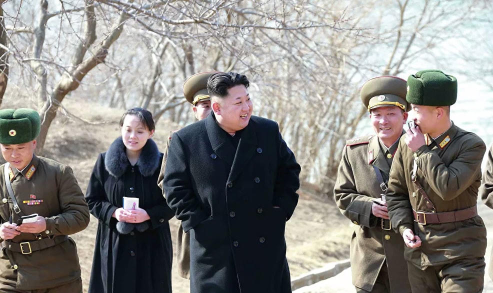 Kim Yo-jong được cho là có mối quan hệ thân thiết với anh trai Kim Jong-un. Cô thường xuyên đồng hành cùng nhà lãnh đạo Triều Tiên trong các chuyến đi "hướng dẫn thực địa" của mình. Trong ảnh: Nhà lãnh đạo Triều Tiên Kim Jong-un đang kiểm tra Công ty Quốc phòng Sin Islet ở tỉnh Kangwon.  