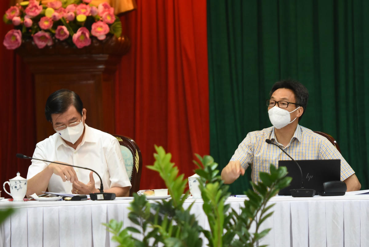 Phó Thủ tướng Chính phủ Vũ Đức Đam (bên phải) chỉ đạo buổi làm việc tại Đồng Nai.