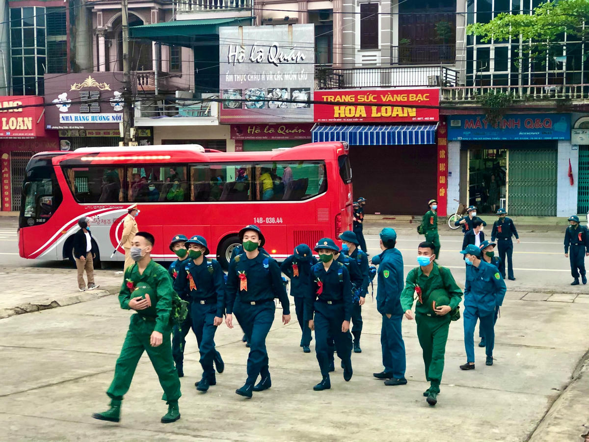 Các tân binh phấn khởi tới tham dự ngày hội tòng quân với tâm trạng 