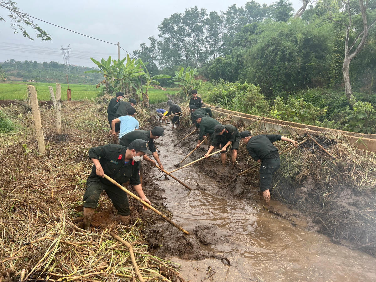 Lực lượng Công an đang khơi thông dòng chảy tại cánh đồng của buôn Đrao và buôn Ktâng Đrun (xã Cư Né)
