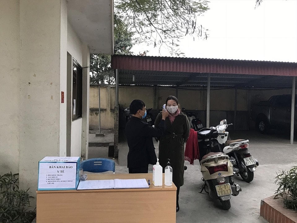 Cán bộ công chức, người ra vào phải đo thân nhiệt và khai báo y tế