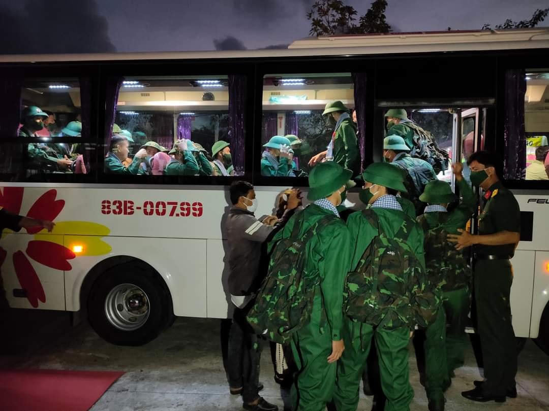 Các tân binh hăng hái lên đường nhập ngũ.