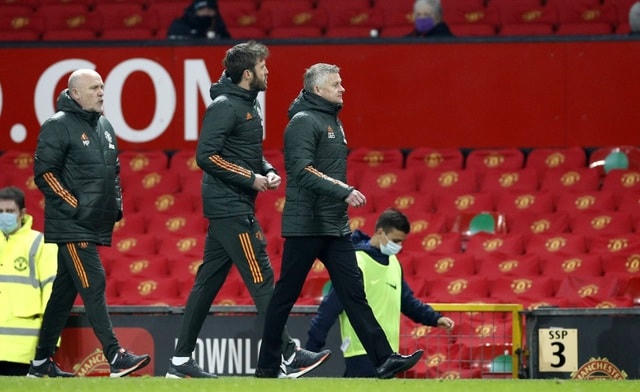 Solskjaer và ban huấn luyện của Man Utd tiến vào đường hầm sau khi hiệp một kết thúc.