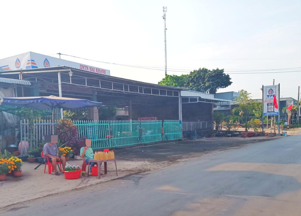 Cửa hàng kinh doanh xăng dầu đóng cửa, người dân tự phát mua xăng chiết xuất ra chai để bán cho người dân.