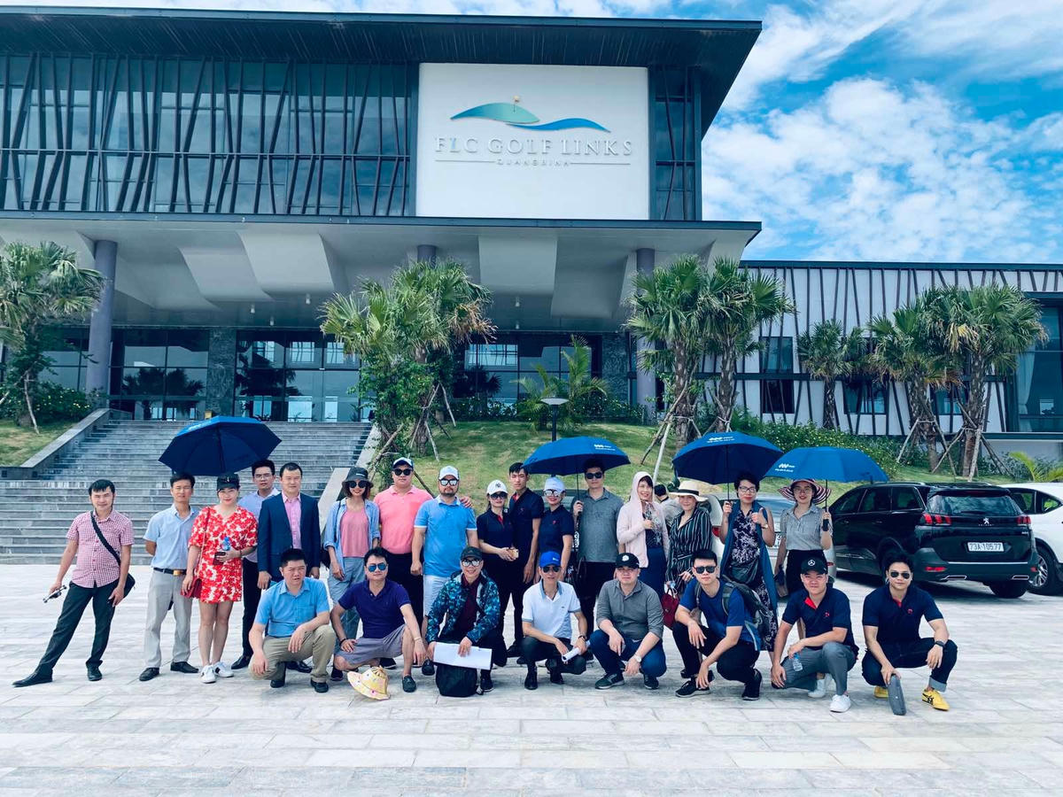 Ảnh 1: Đại diện các đại lý tham dự site tour dự án Quảng Bình