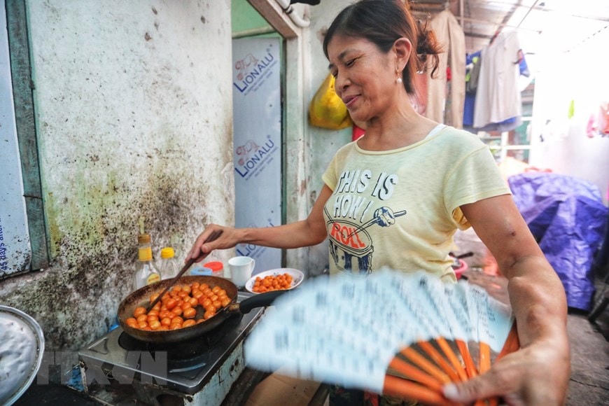 Thời tiết khắc nghiệt nhưng các bệnh nhân xóm chạy thận Lê Thanh Nghị vẫn phải gồng mình với cuộc sống trong những căn nhà trọ nóng bức, chật hẹp để chiến đấu với căn bệnh đeo đẳng họ suốt cuộc đời. (Ảnh: Thành Đạt/TTXVN)