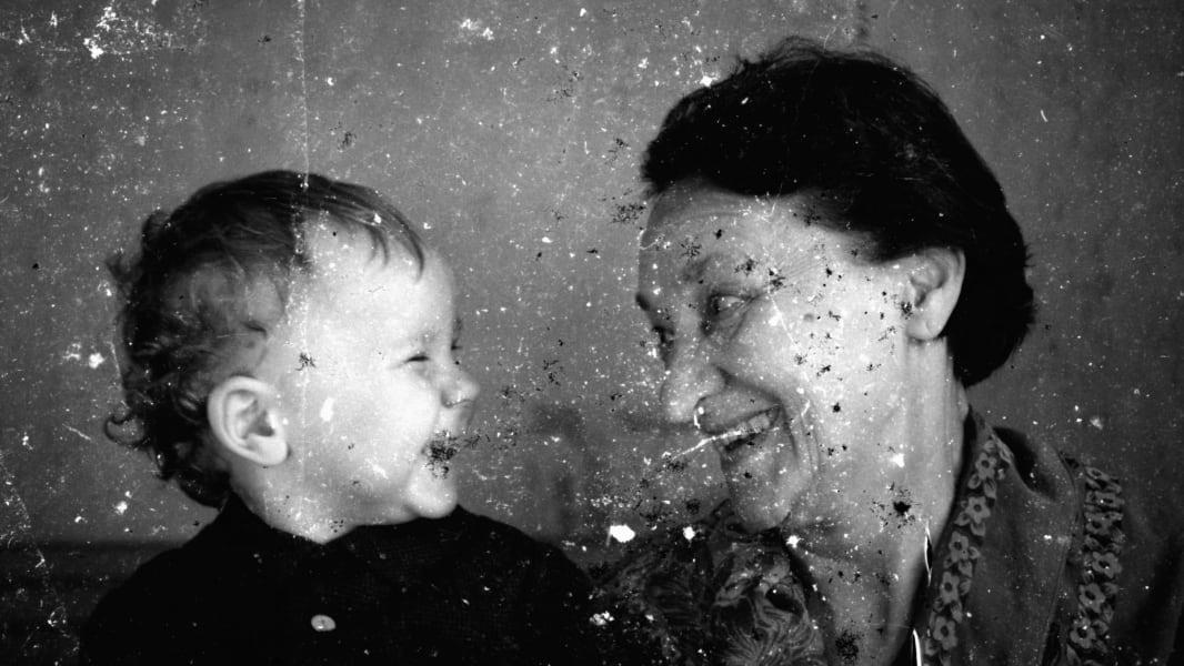 Bức ảnh gia đình ấm áp được hồi sinh lại tại nơi xảy ra thảm họa Chernobyl. Ảnh: CNN.