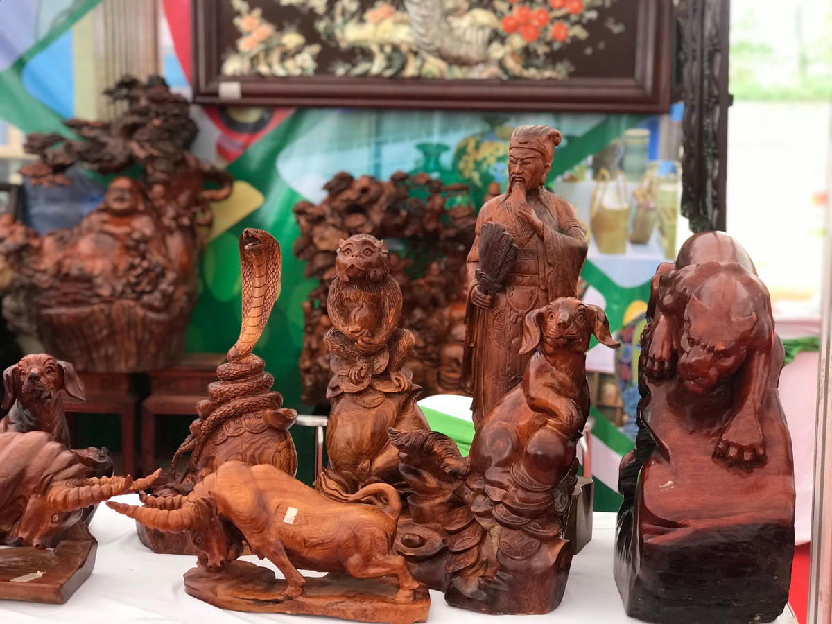 Nhiều sản phẩm thủ công mỹ nghệ truyền thống được giới thiệu tại triển lãm.