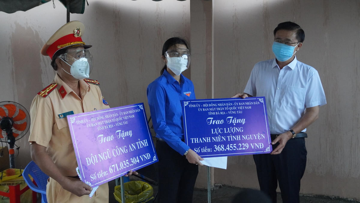 Đại diện Đoàn công tác trao tặng quà cho lực lượng tuyến đầu tham gia công tác phòng, chống dịch Covid-19.