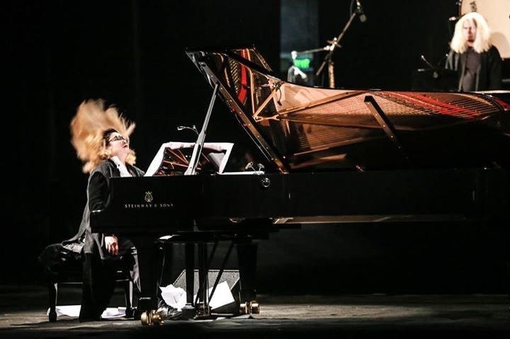 Nghệ sĩ Phó An My biểu diễn trên sân khấu.