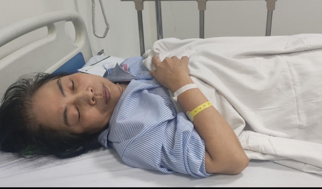 Bà Lê Thị Bích Dung bị hành hung phải nhập viện.