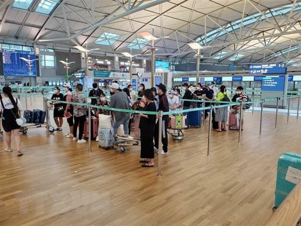 Công dân Việt Nam làm thủ tục lên máy bay trở về nước. (Ảnh minh họa. TTXVN phát).