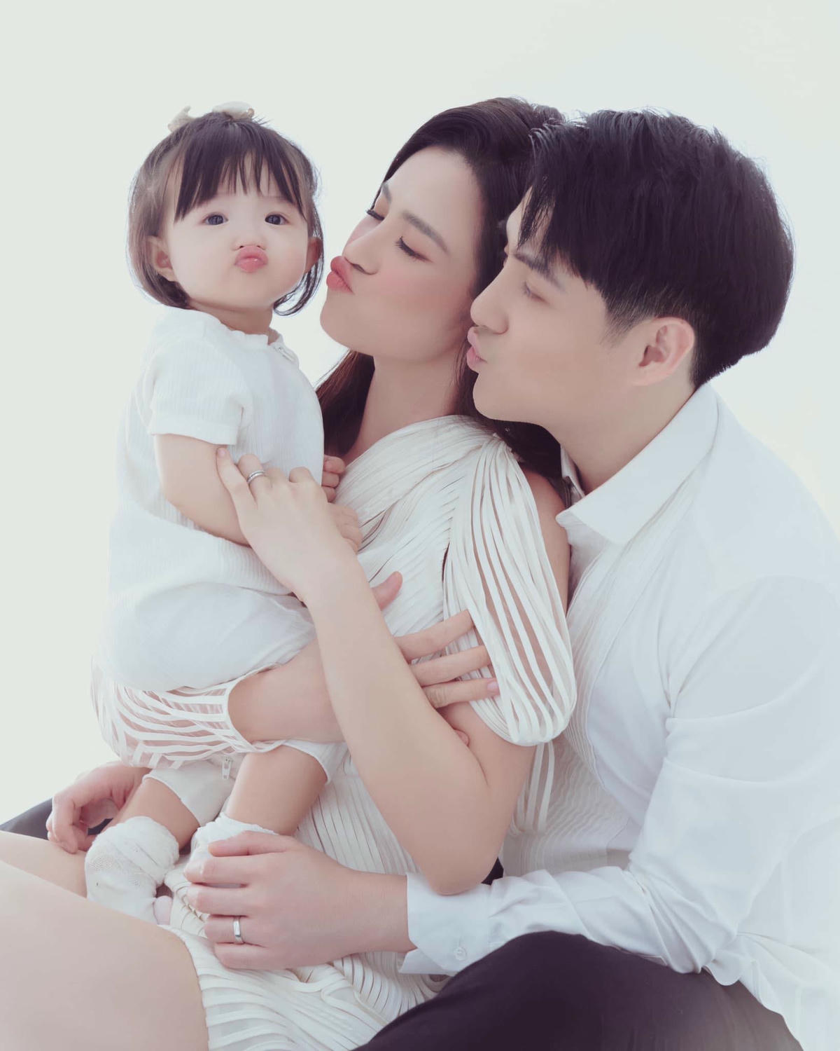 Gia đình hạnh phúc của Đông Nhi – Ông Cao Thắng.