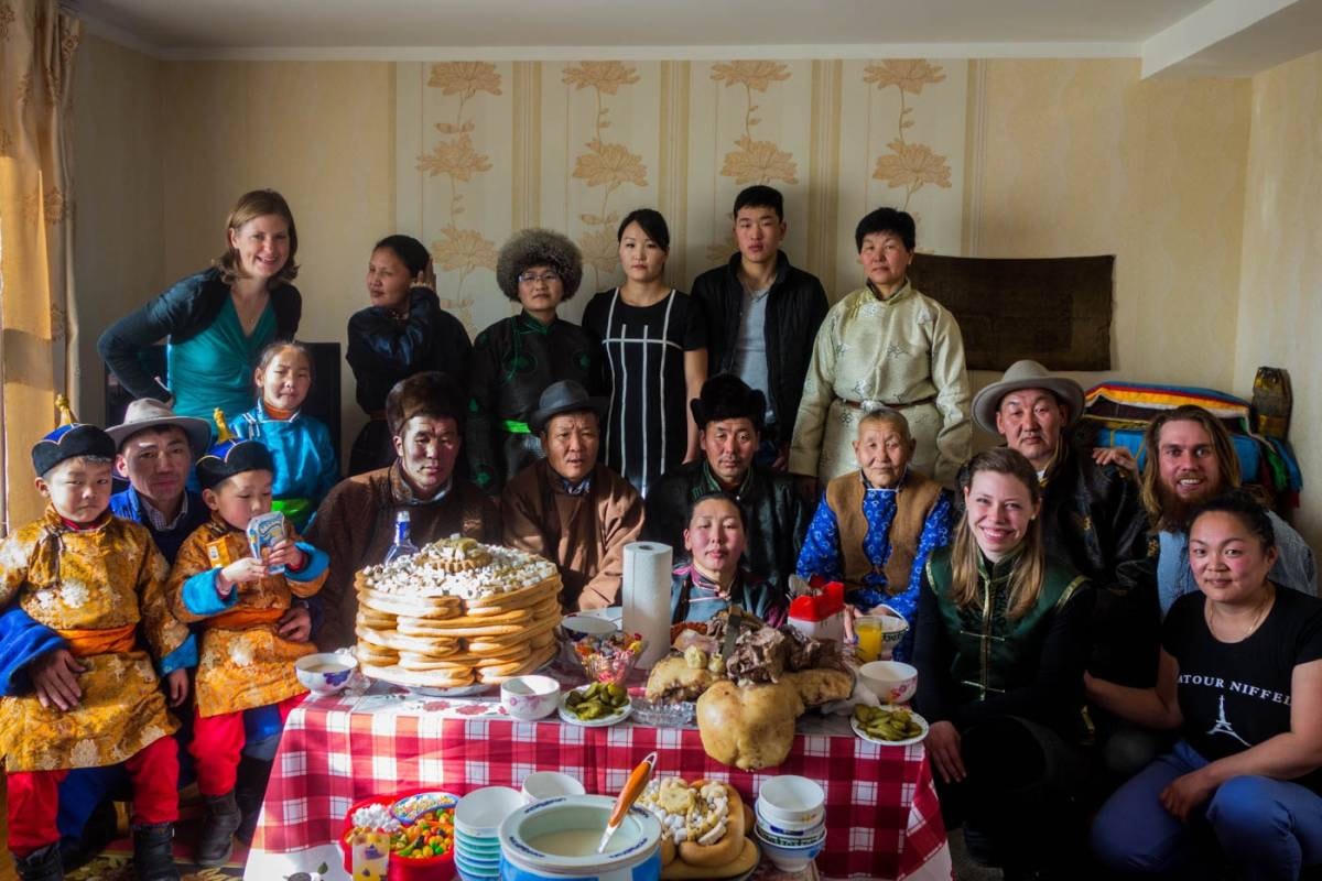 Gia đình sẽ tụ họp để chào đón ngày Tết Tháng trắng ở Mông Cổ. Ảnh: Twisting Spokes.  