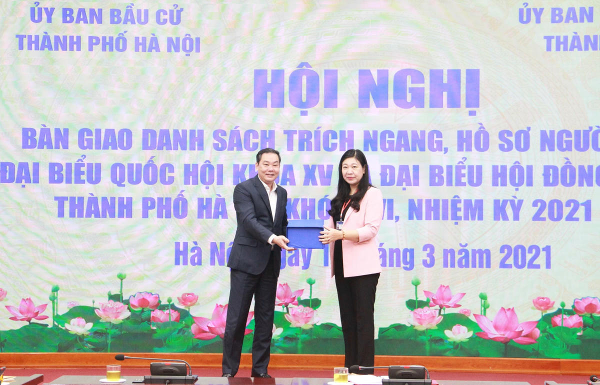 Ủy ban bầu cử thành phố bàn giao hồ sơ ứng cử đại biểu cho MTTQ thành phố.