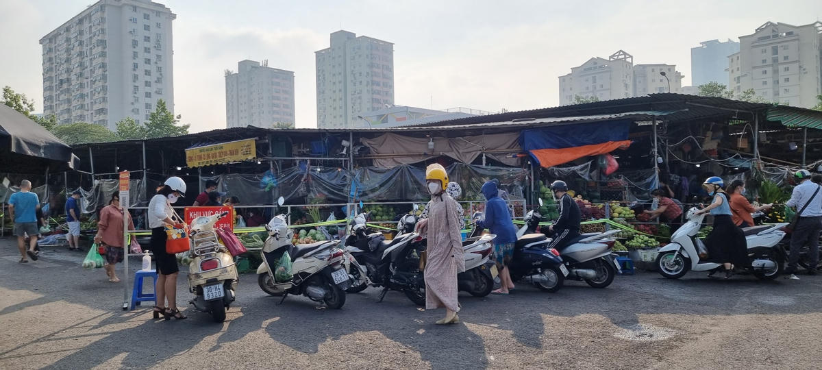 Cảnh mua bán diễn ra tập nập.