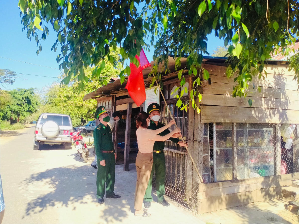 Quân, dân vùng biên giới treo cờ Tổ quốc.