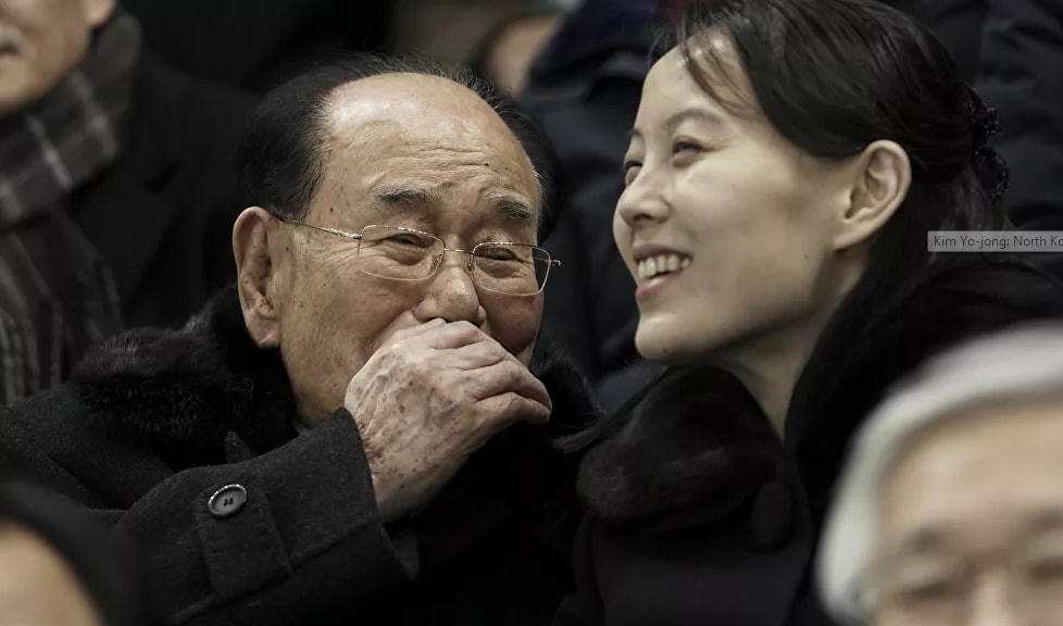 Một số báo cáo của truyền thông Nhật Bản và Hàn Quốc cho biết, Kim Yo-jong đã kết hôn với một quan chức tài chính Triều Tiên và họ có ít nhất một đứa con. Trong ảnh: Kim Yo-jong nói chuyện với Nguyên thủ quốc gia trên danh nghĩa của Triều Tiên Kim Yong-nam, khi họ đón xem trận khúc côn cầu giữa đội tuyển Thụy Sĩ và Triều Tiên tại Thế vận hội mùa đông 2018 ở Gangneung, Hàn Quốc, năm 2018.