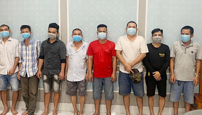 Nhóm người tụ tập đánh bạc tại cơ quan công an. Ảnh CTV. 